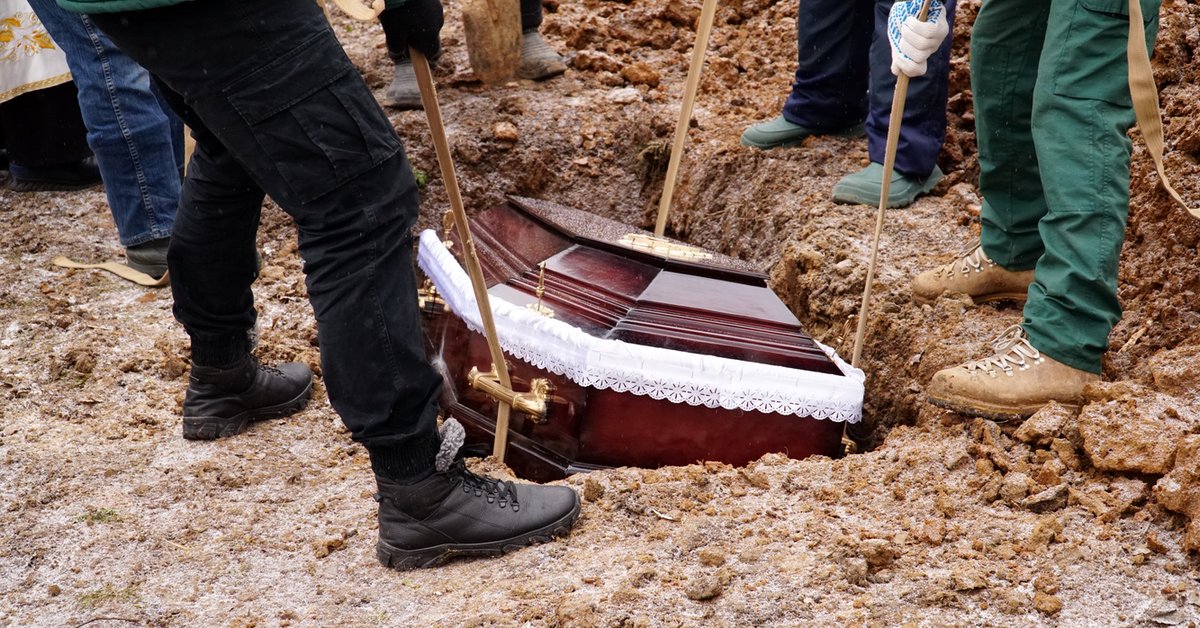 Koszt pochówku w 2025 r. Sama trumna może być droższa niż zasiłek pogrzebowy