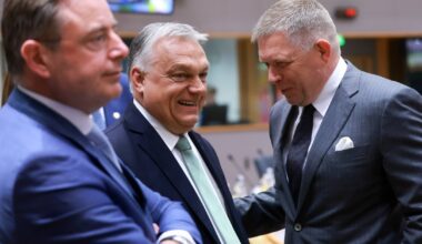 Bart De Wever, premier Belgii, Viktor Orban, premier Węgier, i Robert Fico, premier Słowacji, na szczycie Rady Europejskiej w Brukseli, 26 czerwca 2025 r.
