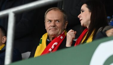 Donald Tusk reaguje na hasła podczas meczu reprezentacji. "Mam do niego słabość" - Onet