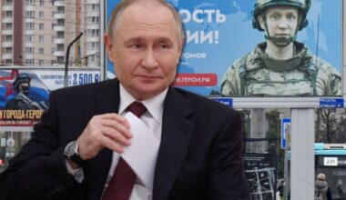 Władimir Putin. W tle baner promujący służbę w armii kontraktowej w Sankt Petersburgu, Rosja, 1 września 2025 r.