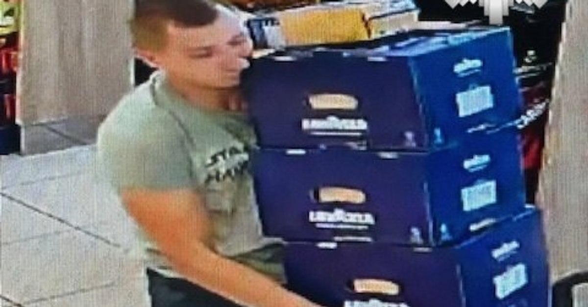 Policja poszukuje złodziei, którzy wynieśli kawę z Biedronki