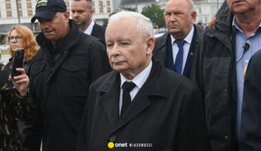Jarosław Kaczyński oburzony na miesięcznicy smoleńskiej. "Grupa Putina tutaj działa"