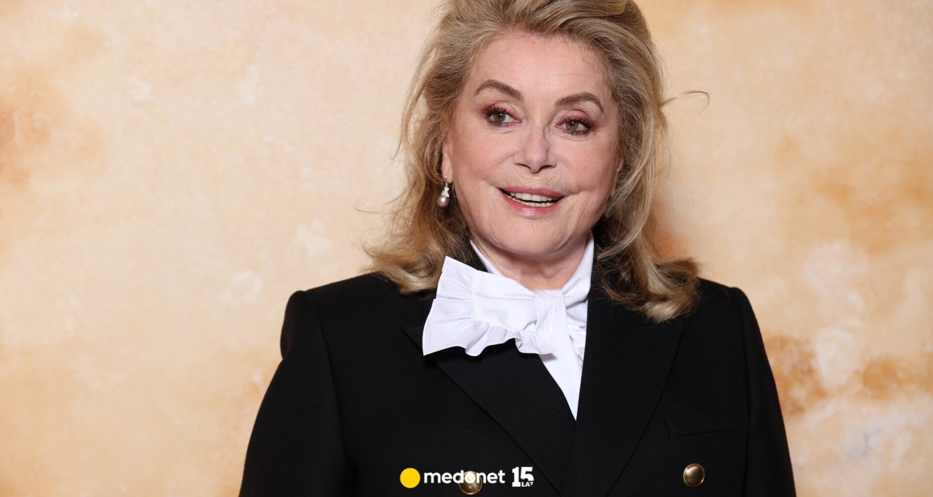 Udar zaatakował Catherine Deneuve podczas pracy. Prosto z planu pojechała do szpitala