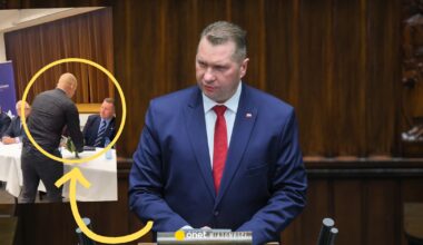 Do Przemysława Czarnka nagle podszedł mężczyzna z kalafiorem. Jest nagranie
