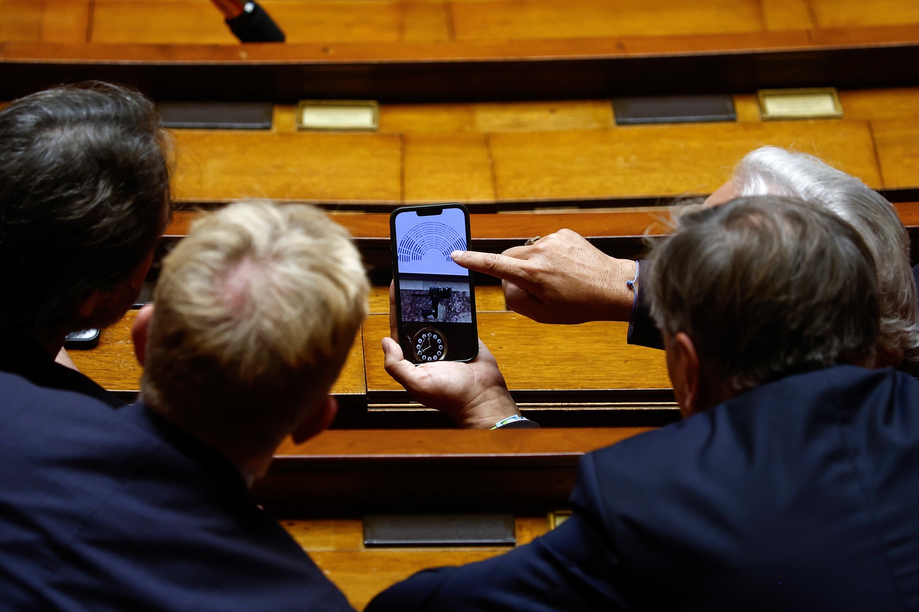 Francuscy posłowie sprawdzający wynik głosowania nad wotum nieufności wobec premiera Francji Sebastiena Lecornu i jego rządu w Zgromadzeniu Narodowym we Francji w Paryżu, 16 października 2025 r.