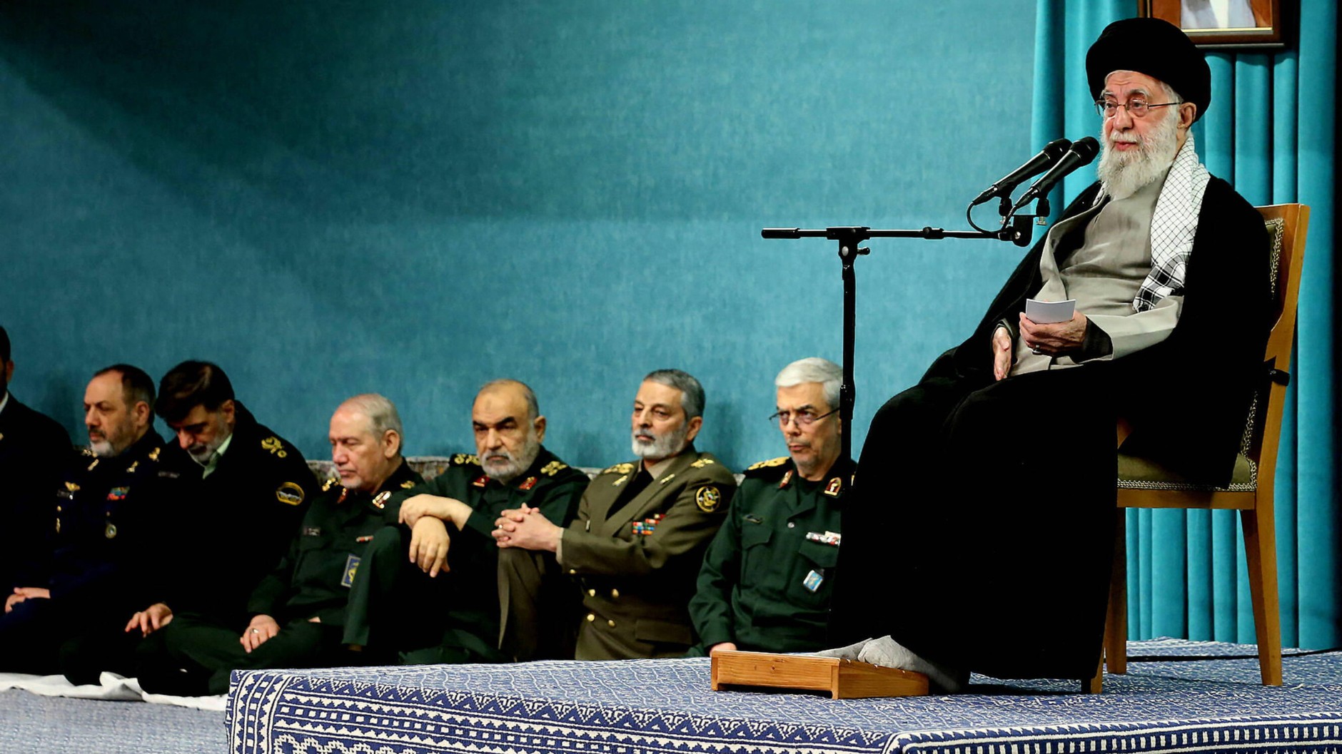 Ajatollah Ali Chamenei podczas spotkania z irańskimi urzędnikami. Teheran, 9 marca 2025 r.