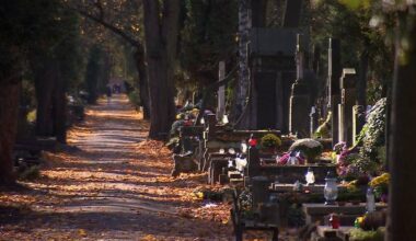 Pogoda na Wszystkich Świętych. W niektórych miejscach przydadzą się parasole