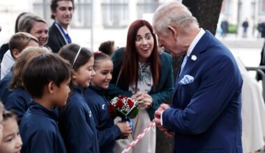 Dzieci krzyknęły do króla Karola III. Reakcja rozbawiła tłum - Onet