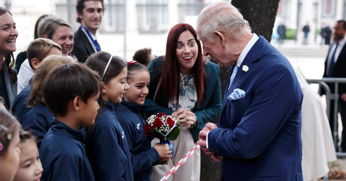 Dzieci krzyknęły do króla Karola III. Reakcja rozbawiła tłum - Onet