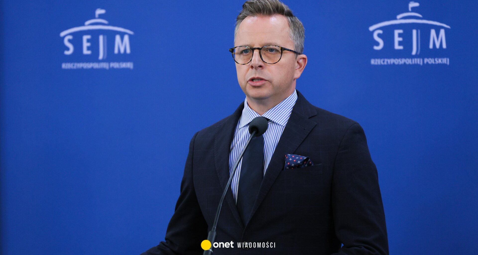 Tajemniczy oszust i współpraca ze znanym posłem KO