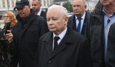 Jarosław Kaczyński oburzony na miesięcznicy smoleńskiej. "Grupa Putina tutaj działa"