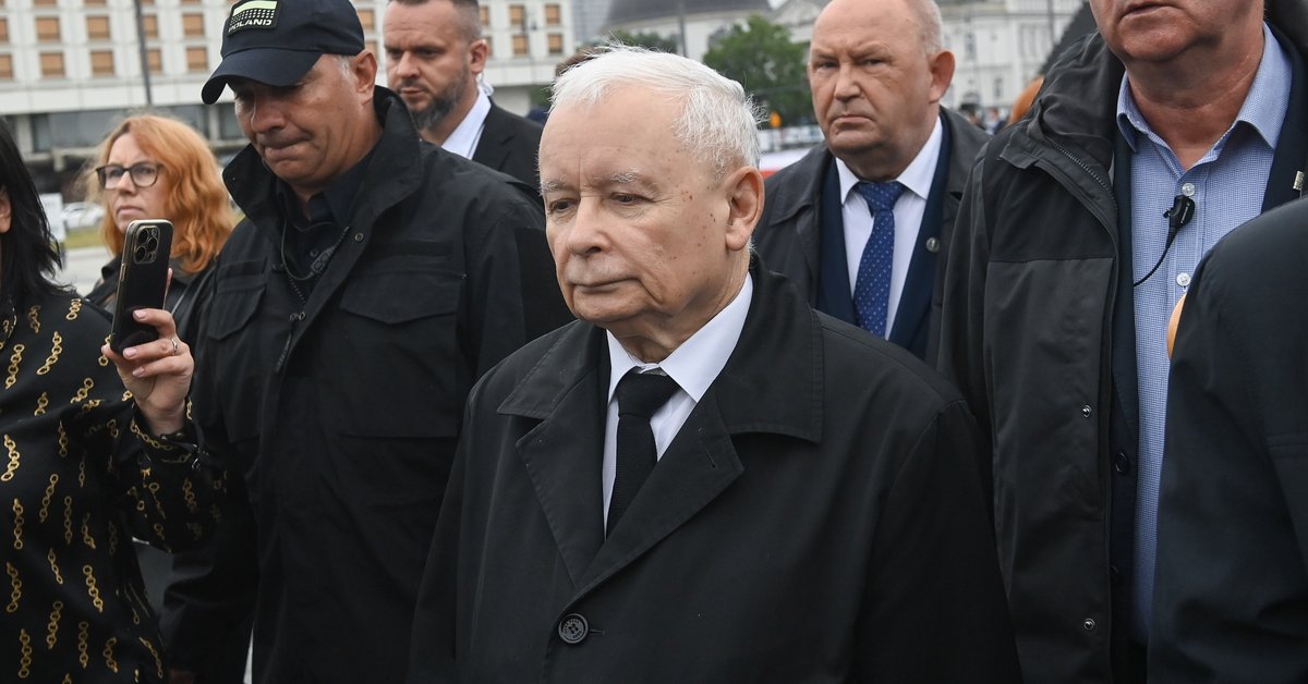 Jarosław Kaczyński oburzony na miesięcznicy smoleńskiej. "Grupa Putina tutaj działa"