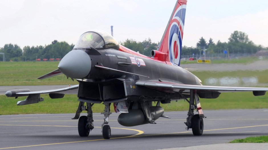 Brytyjski samolot Typhoon w barwach pokazowych.