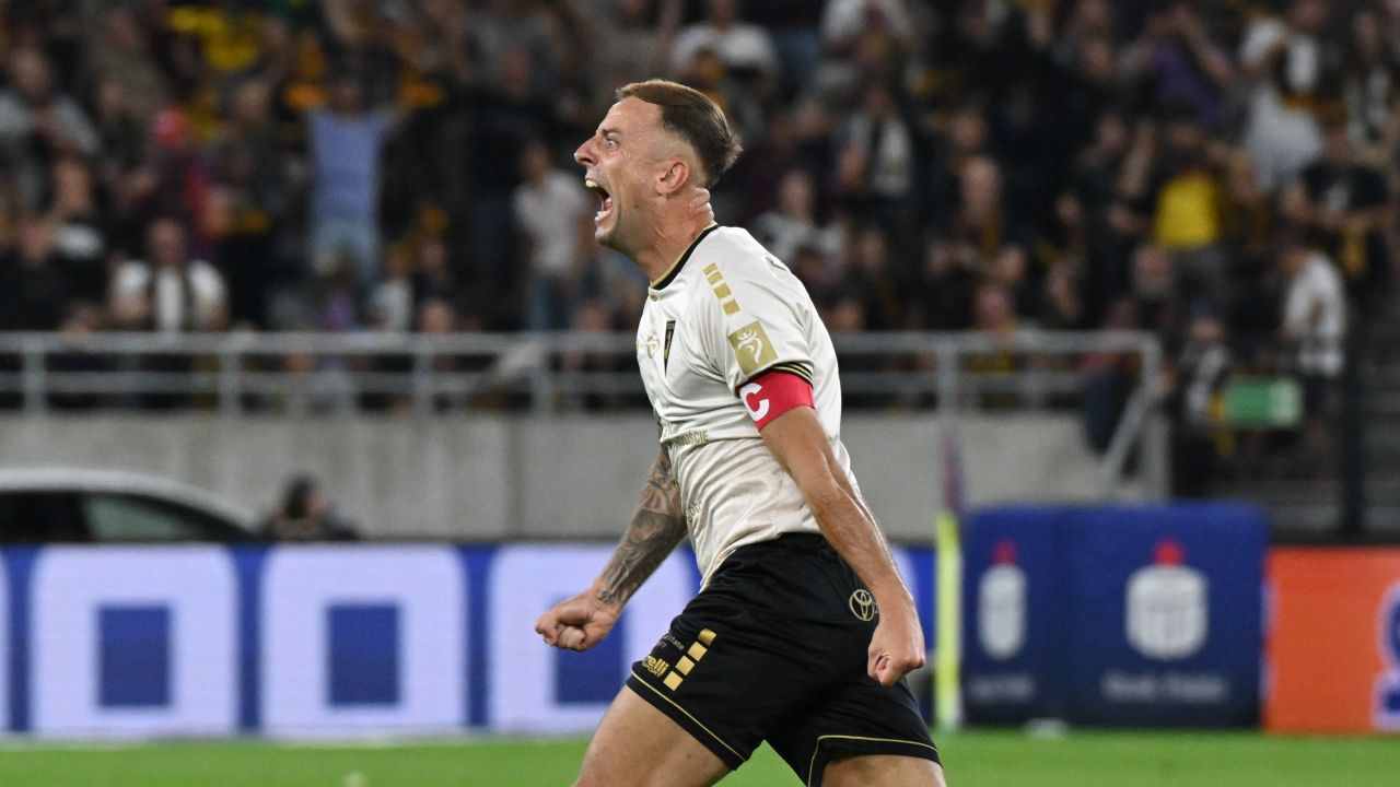 Pogoń Szczecin zwycięska w debiucie Thomasa Thomasberga. Znakomita "panenka" Kamila Grosickiego - sport.tvp.pl