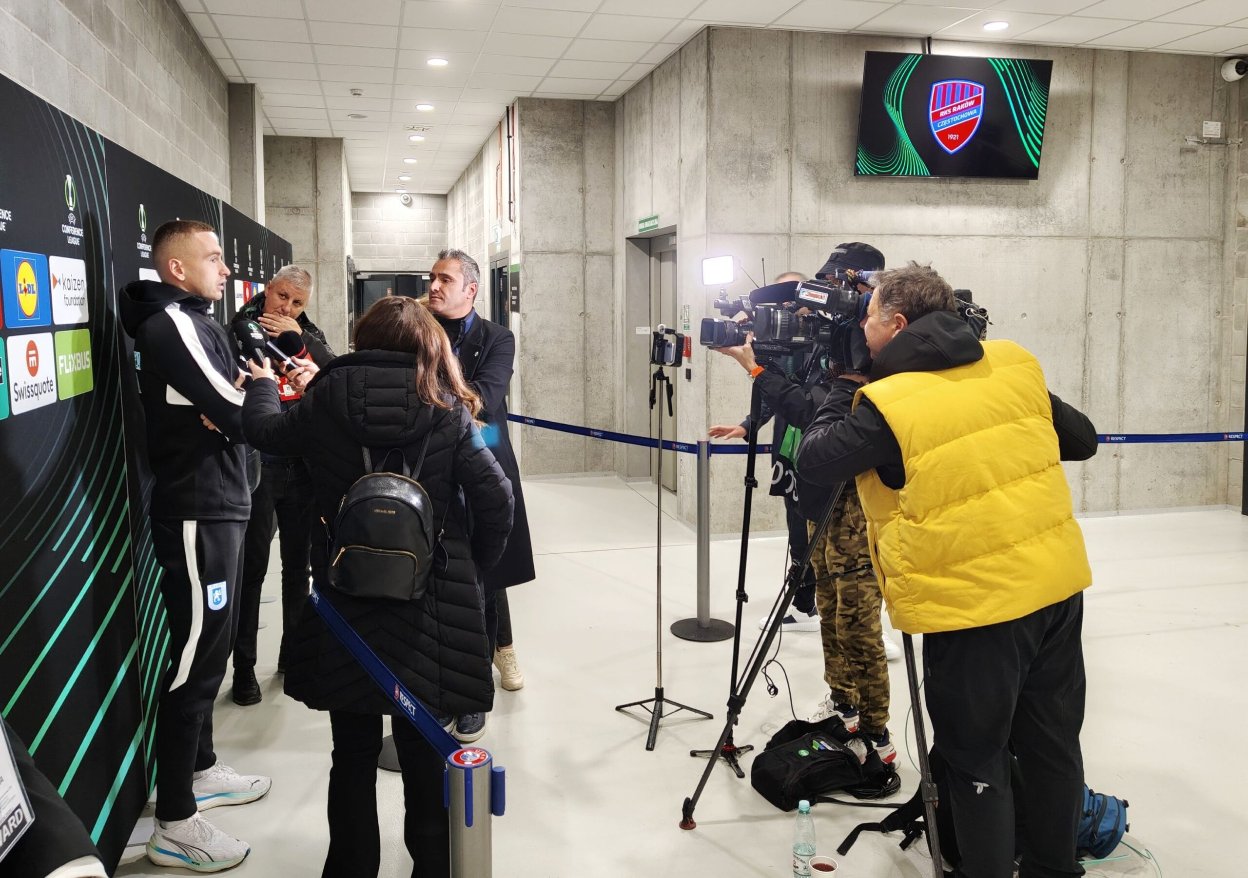 Zawodnik Universitatei Craiova udziela wywiadu