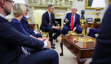 Donald Trump położył je na biurku w Białym Domu. Rozgorzała dyskusja