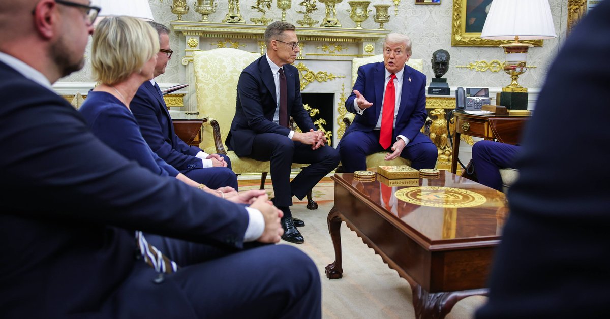 Donald Trump położył je na biurku w Białym Domu. Rozgorzała dyskusja