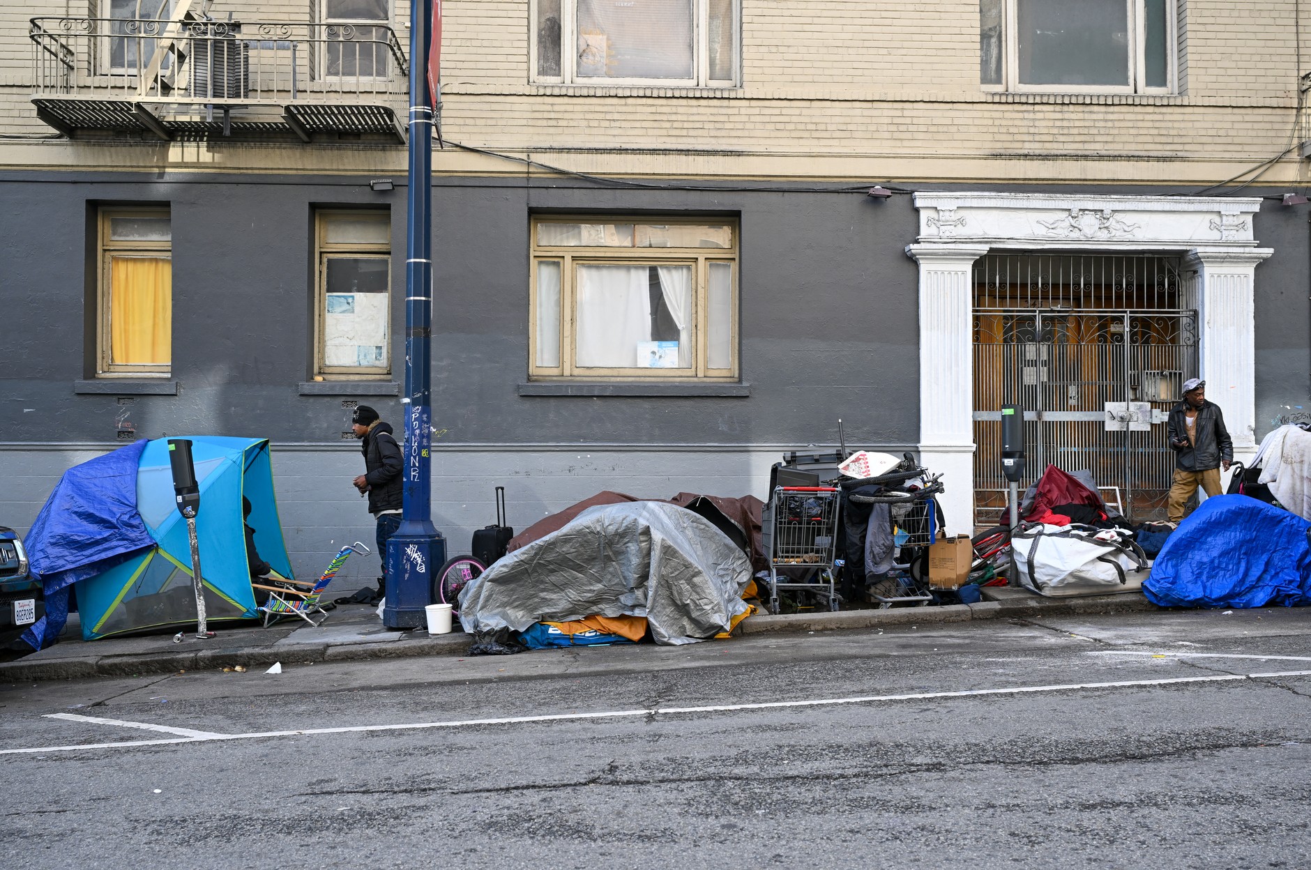 Prowizoryczne obozowisko osób w kryzysie bezdomności na ulicy w San Francisco