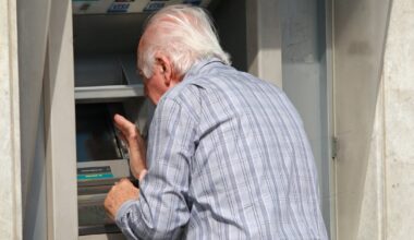 Klient banku usłyszał niepokojącą rozmowę. Natychmiast pomógł 84-latkowi