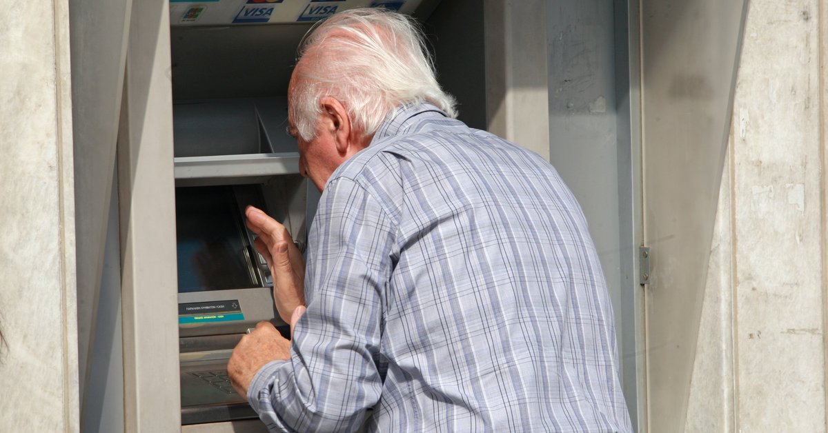 Klient banku usłyszał niepokojącą rozmowę. Natychmiast pomógł 84-latkowi