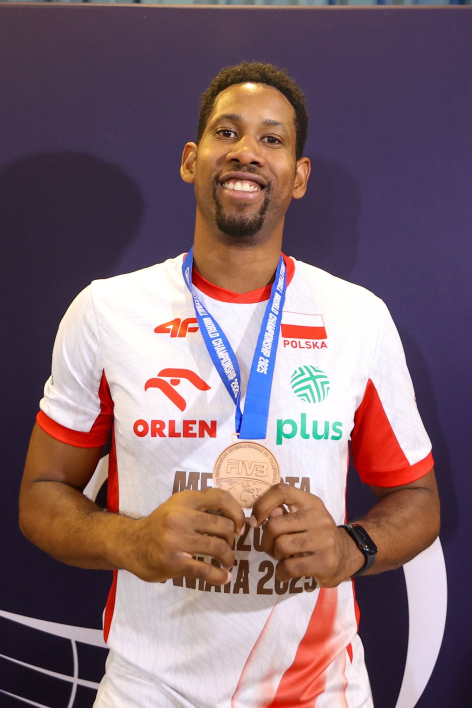 Wilfredo Leon prezentuje brązowy medal mistrzostw świata