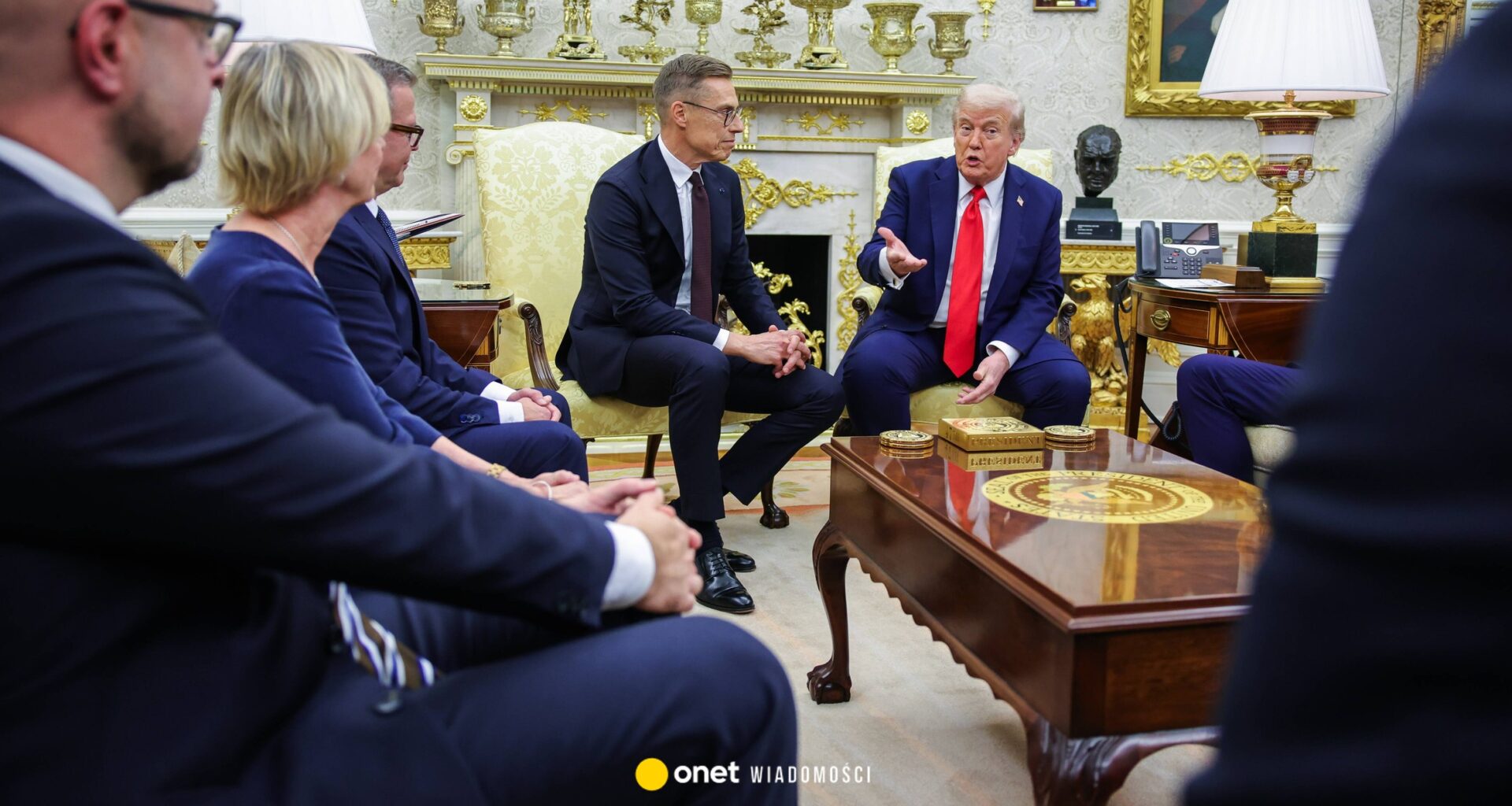 Donald Trump położył je na biurku w Białym Domu. Rozgorzała dyskusja