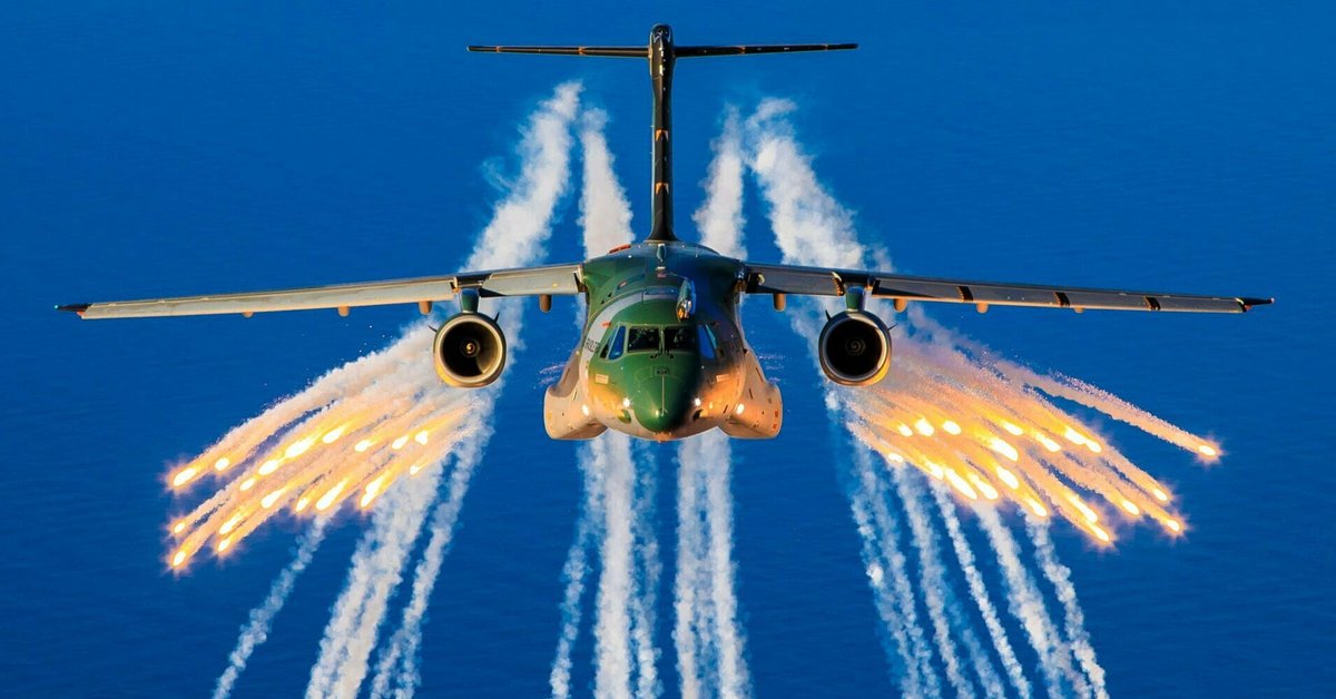 Embraer C-390 podczas prób systemów samoobrony.