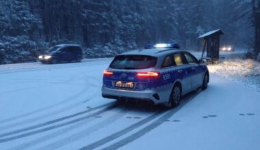 Pogoda zaskoczyła kierowców przy granicy z Czechami. Spadł śnieg - Onet