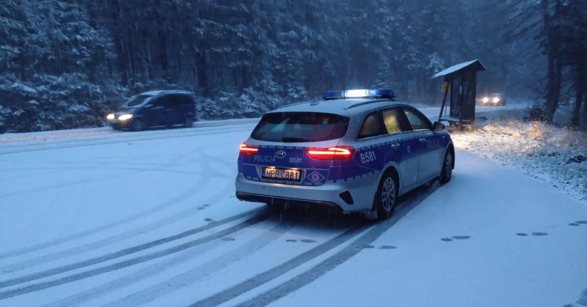 Pogoda zaskoczyła kierowców przy granicy z Czechami. Spadł śnieg - Onet