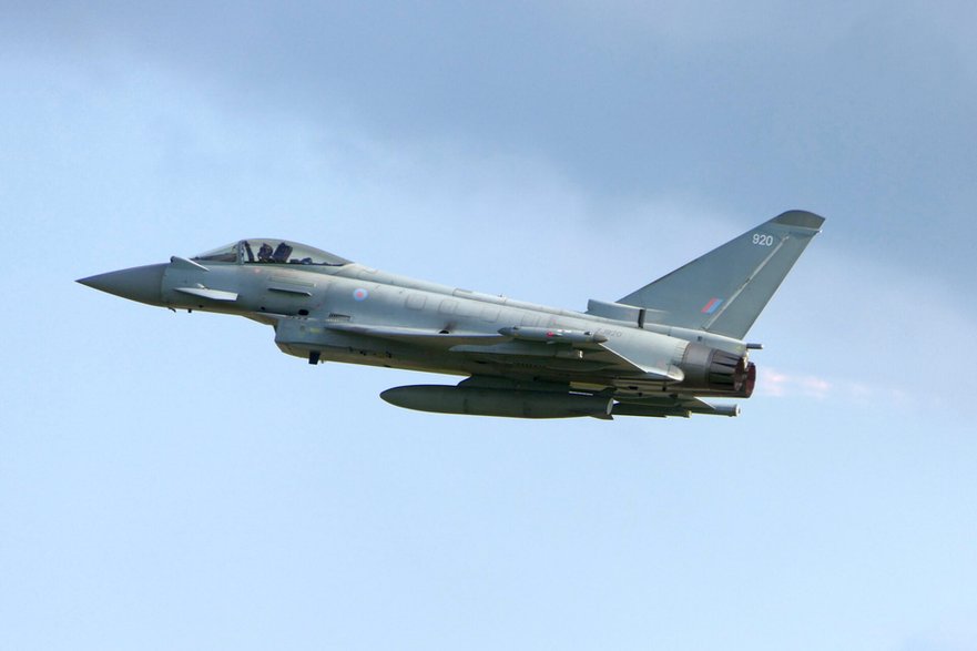 Brytyjski Eurofighter Typhoon w locie.
