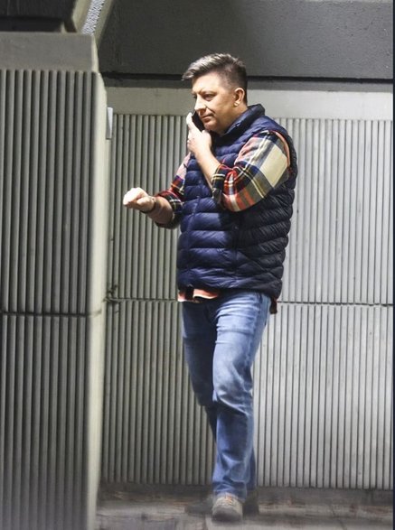 Były szef KPRM Michał Dworczyk przed wejściem na "Patriotyczną domówkę", źródło: "Fakt"