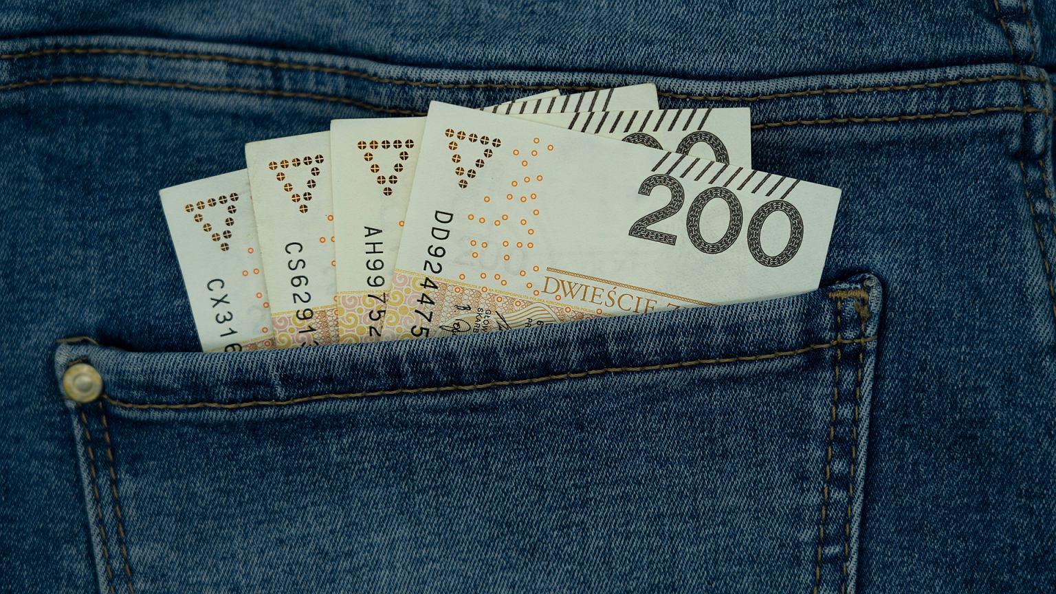 1600 zł zamiast 800 plus w październiku. Pojawią się dwa przelewy od ZUS