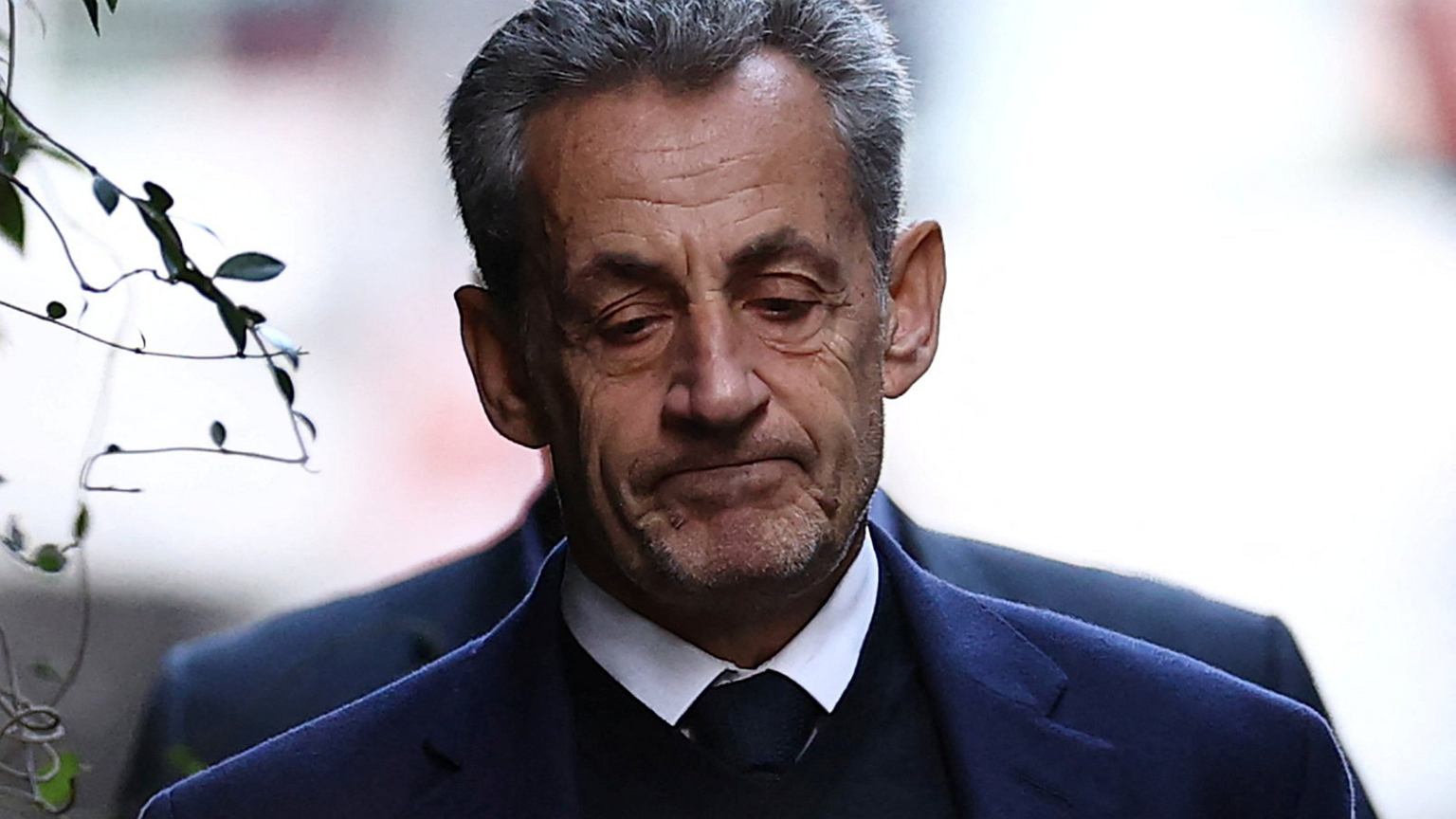 Tak wyglądał pierwszy dzień Sarkozy'ego w więzieniu. Ma dostawać groźby - Plotek.pl