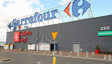 Zaskakujący plan. Rząd przejmie sieć sklepów Carrefour? Jest reakcja resortu aktywów