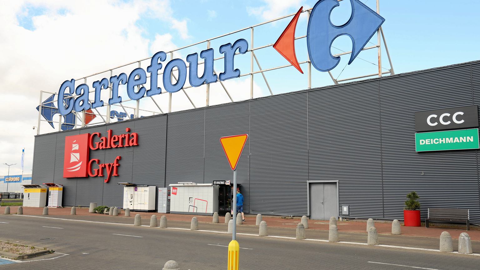 Zaskakujący plan. Rząd przejmie sieć sklepów Carrefour? Jest reakcja resortu aktywów