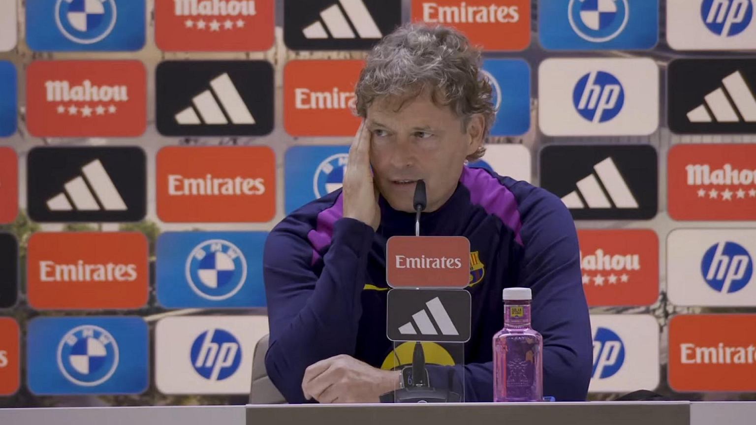 Flick nie pojawił się na konferencji po El Clasico. Nagle padło: 'Lewandowski' Piłka nożna