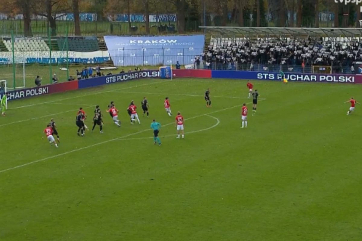 Takich derbów Krakowa nie było od 28 lat. Zdecydował gol 'stadiony świata'! Piłka nożna