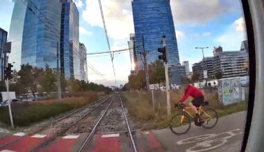 Warszawa. Rowerzysta na czerwonym wjechał pod tramwaj. Przerażające nagranie