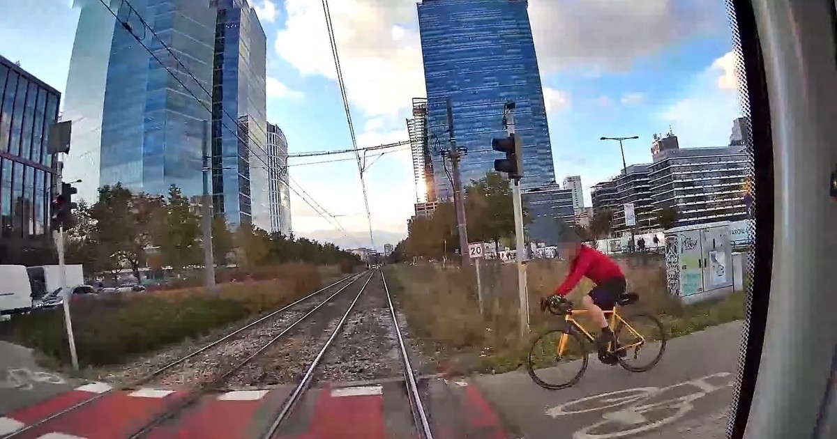 Warszawa. Rowerzysta na czerwonym wjechał pod tramwaj. Przerażające nagranie