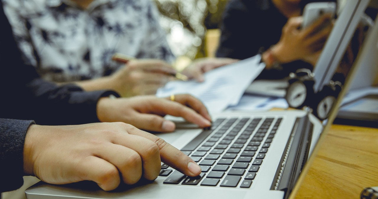 Treść tytułu przelewu może wzbudzić podejrzenia. /123RF/PICSEL