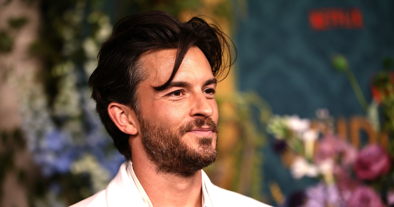 Jonathan Bailey najseksowniejszym mężczyzną roku. Zapisał się w historii