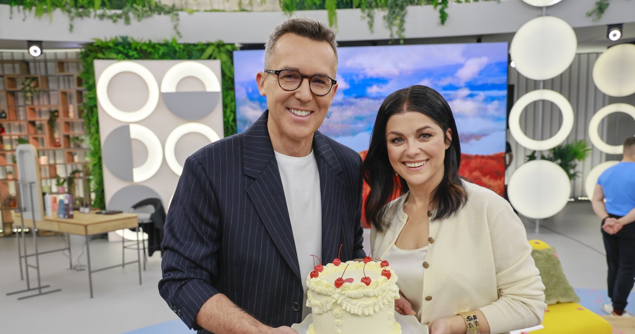 Katarzyna Cichopek i Maciej Kurzajewski z prezentem od redakcji z okazji ślubu /Gałązka /AKPA