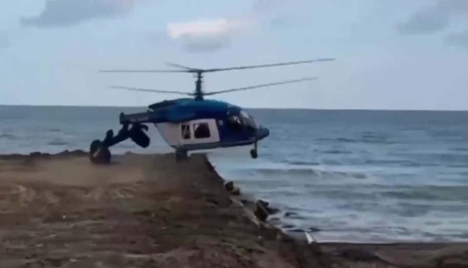 Screen z nagrania przedstawiającego katastrofę śmigłowca Ka-226 /@front_ukrainian (X) /