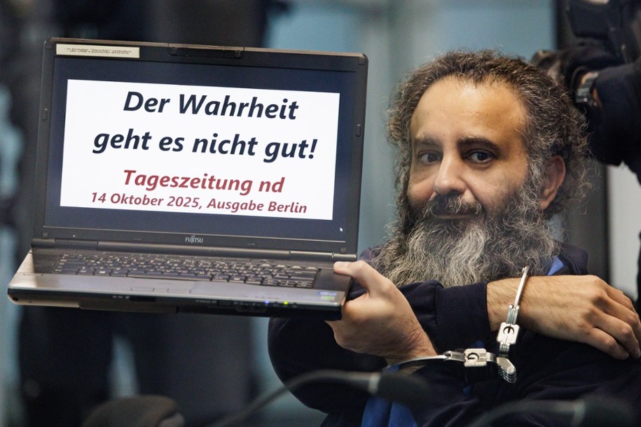 Abdul Dżawad wykorzystywał salę sądową jako na publiczne wystąpienie /JENS SCHLUETER / POOL