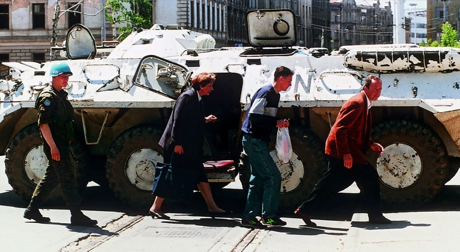 Mieszkańcy Sarajewa szukający schronienia przed ostrzałem snajperskim. /FEHIM DEMIR /PAP/EPA