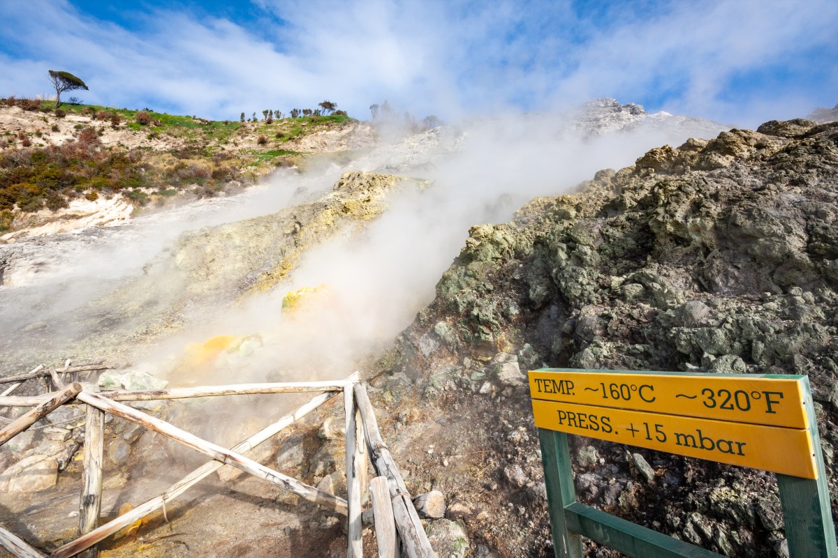 Przełomowe odkrycie pod Campi Flegrei: Sztuczna inteligencja ujawnia ukrytą strukturę i tysiące trzęsień ziemi
