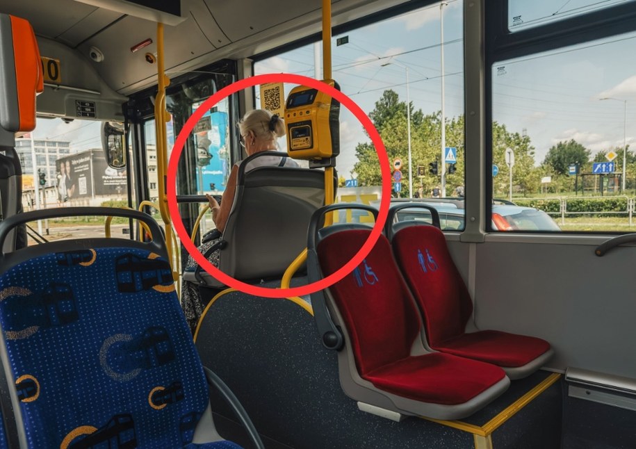 Warszawscy radni zdecydowali, że zajmowanie dwóch miejsc w autobusie jest zabronione /Shutterstock