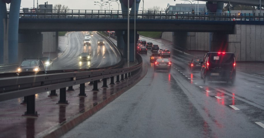Potężna wyrwa w drodze na S1. Siedem pojazdów uszkodzonych