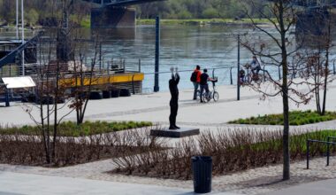 Warszawa: Matka z dziećmi koczowała przy ognisku nad Wisłą