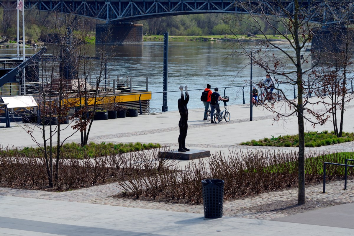 Warszawa: Matka z dziećmi koczowała przy ognisku nad Wisłą